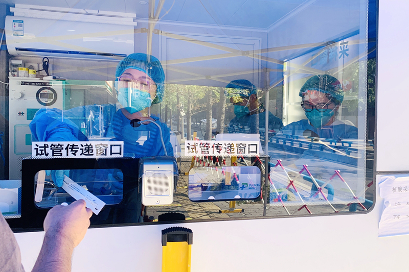 VRje_1669026557502094169.jpg 党员胡欣参加社区核酸检测工作.jpg