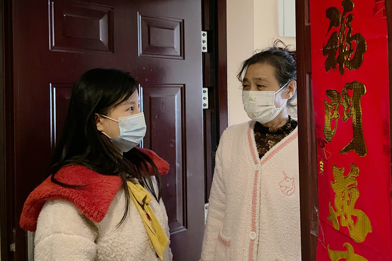 bKxN_1669026528316050492.jpg 党员裴玲上门通知邻居老人参加核酸检测.jpg